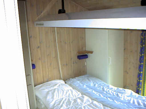 Schlafzimmer mit Doppelbett 140 cm X 200 cm und Solarium