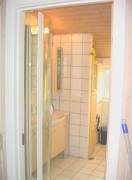 Grosses Badezimmer mit 90 cm. groen Rundduschkabine, Waschtisch, Miele Waschmaschine und AEG Trockner