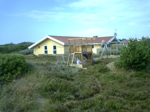 Spielplatz mit Kletterturm und Rutsche