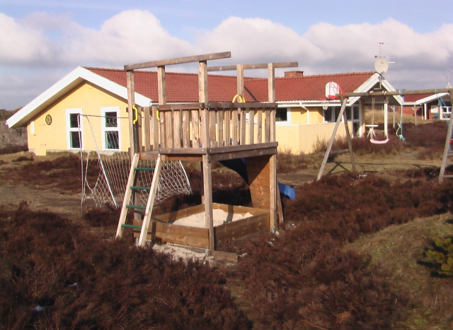 Spielplatz mit Kletterturm und Rutsche, Fuballtore und Baskettballkorb