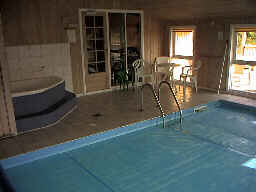 Poolraum mit 18 m² grossen swimmingpool und Spa, Sauna und sitzecke