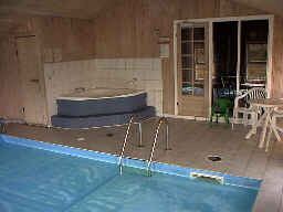 Poolraum mit 18 m grossen swimmingpool und Spa, Sauna und sitzecke