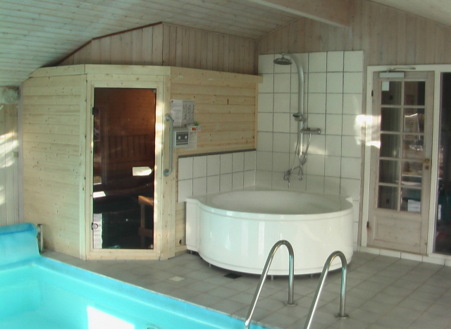 Grossen Blockbohlen Sauna mit 3 Bnken und Whirlpool mit Absphl Mglichkeiten