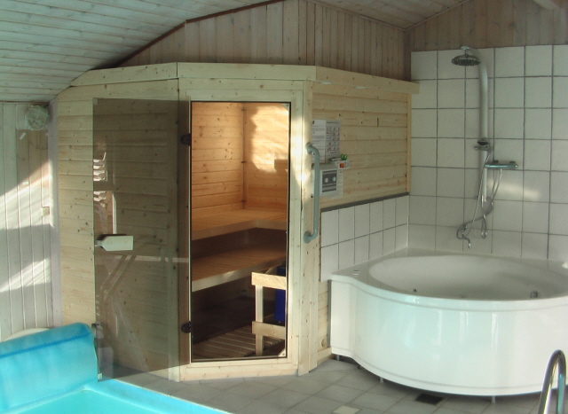 Grossen Blockbohlen Sauna mit 3 B�nken und Whirlpool mit Absp�hl M�glichkeiten