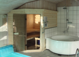Grossen Blockbohlen Sauna mit 3 Bnken und Whirlpool mit Absphl Mglichkeiten