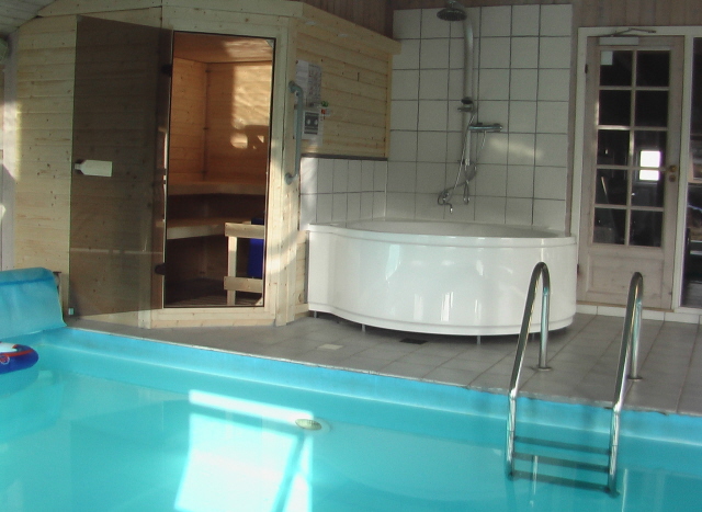 Poolraum mit 18 m grossen Swimmingpool und Whirlpool, Grossen Sauna und Sitzecke