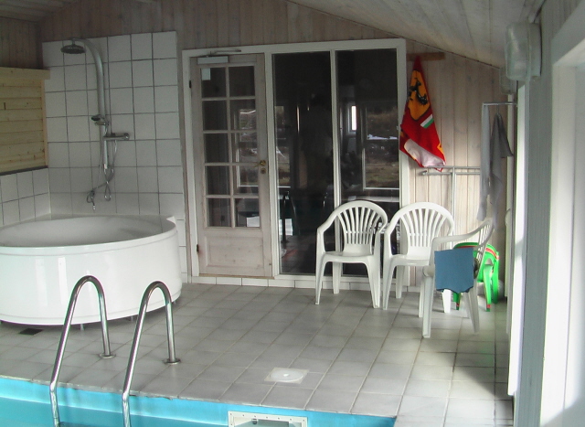 Poolraum mit 18 m² grossen Swimmingpool und Whirlpool, Grossen Sauna und Sitzecke