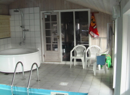 Poolraum mit 18 m grossen Swimmingpool und Whirlpool, Grossen Sauna und Sitzecke