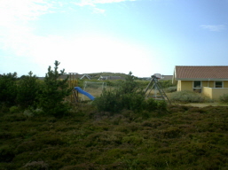 Spielplatz mit Kletterturm und Rutsche