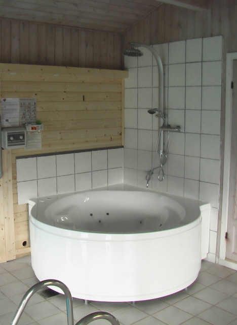 Neuen gro�en Whirlpool, in der Whirlpool ist da auch absp�hl (Kalt und Warm) M�glichkeiten vor und nach der Sauna.