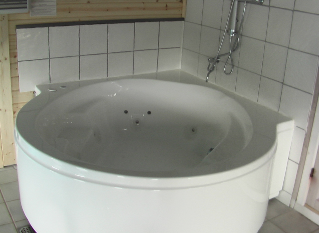 Neuen gro�en Whirlpool, in der Whirlpool ist da auch absp�hl (Kalt und Warm) M�glichkeiten vor und nach der Sauna.